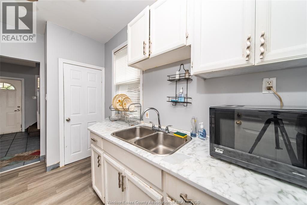 1333 Wyandotte Street West, Windsor, ON - Indoor Photo Showing Kitchen With Double Sink
