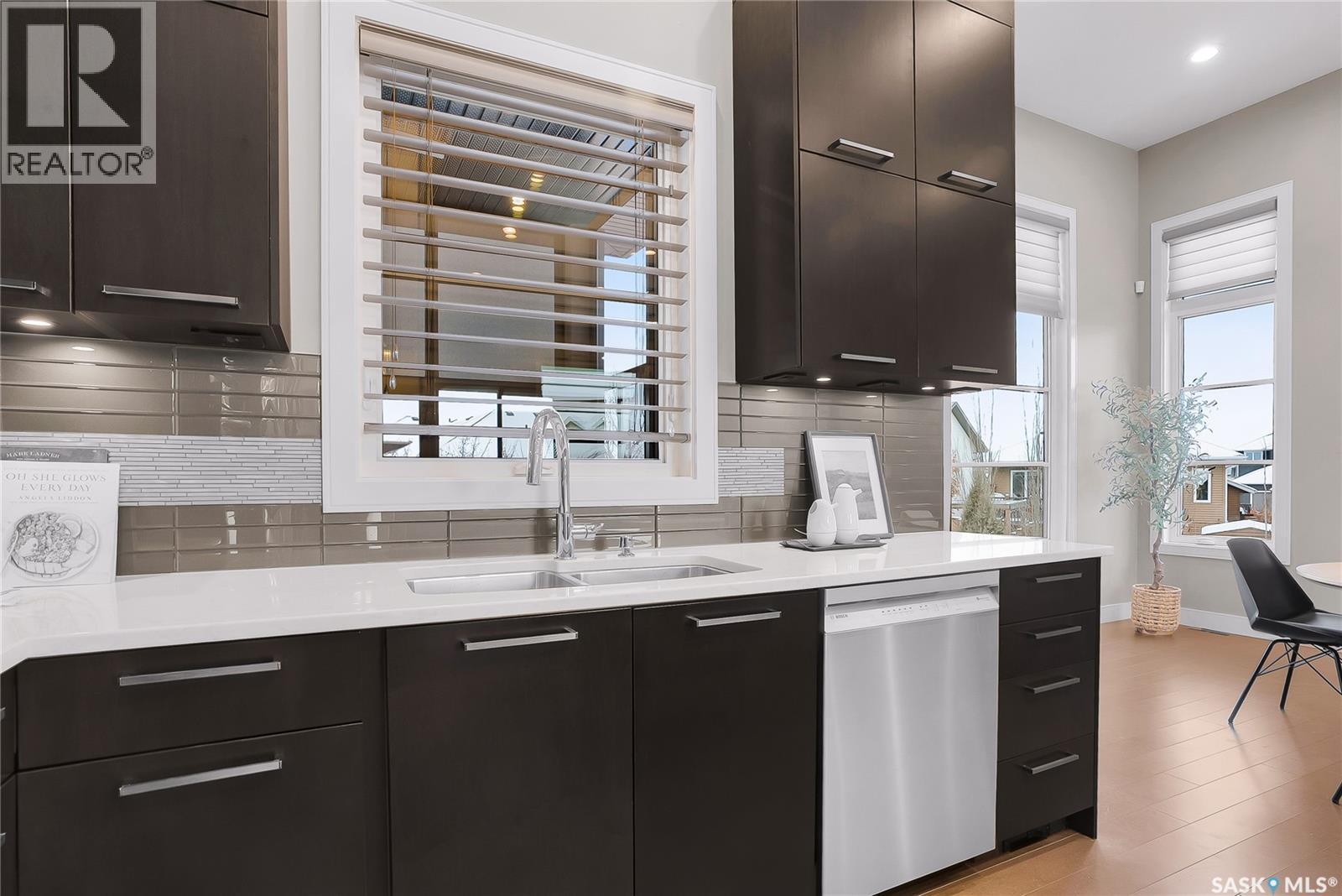 137 Gillies Bay, Saskatoon, SK - Indoor Photo Showing Kitchen With Double Sink