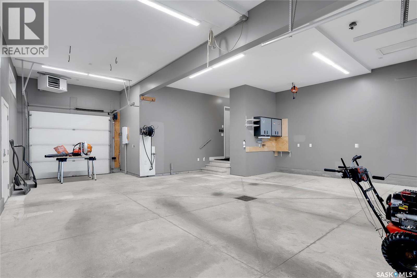 137 Gillies Bay, Saskatoon, SK - Indoor Photo Showing Garage