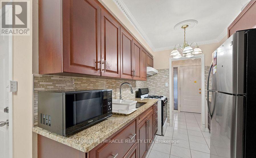 85 Autumn Boulevard, Brampton, ON - Indoor Photo Showing Kitchen