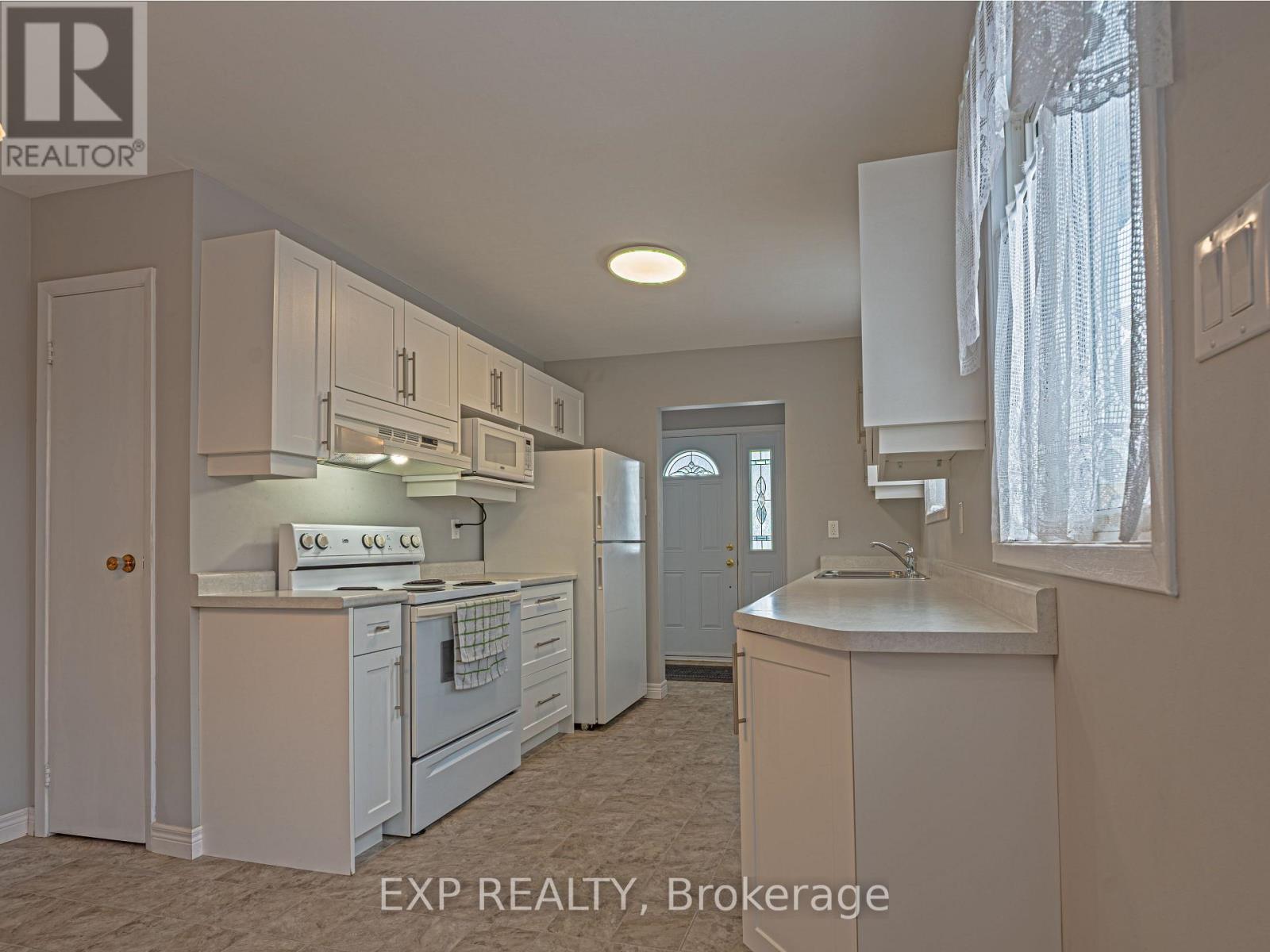 60 Witty Avenue, Ingersoll (Ingersoll - South), ON - Indoor Photo Showing Kitchen