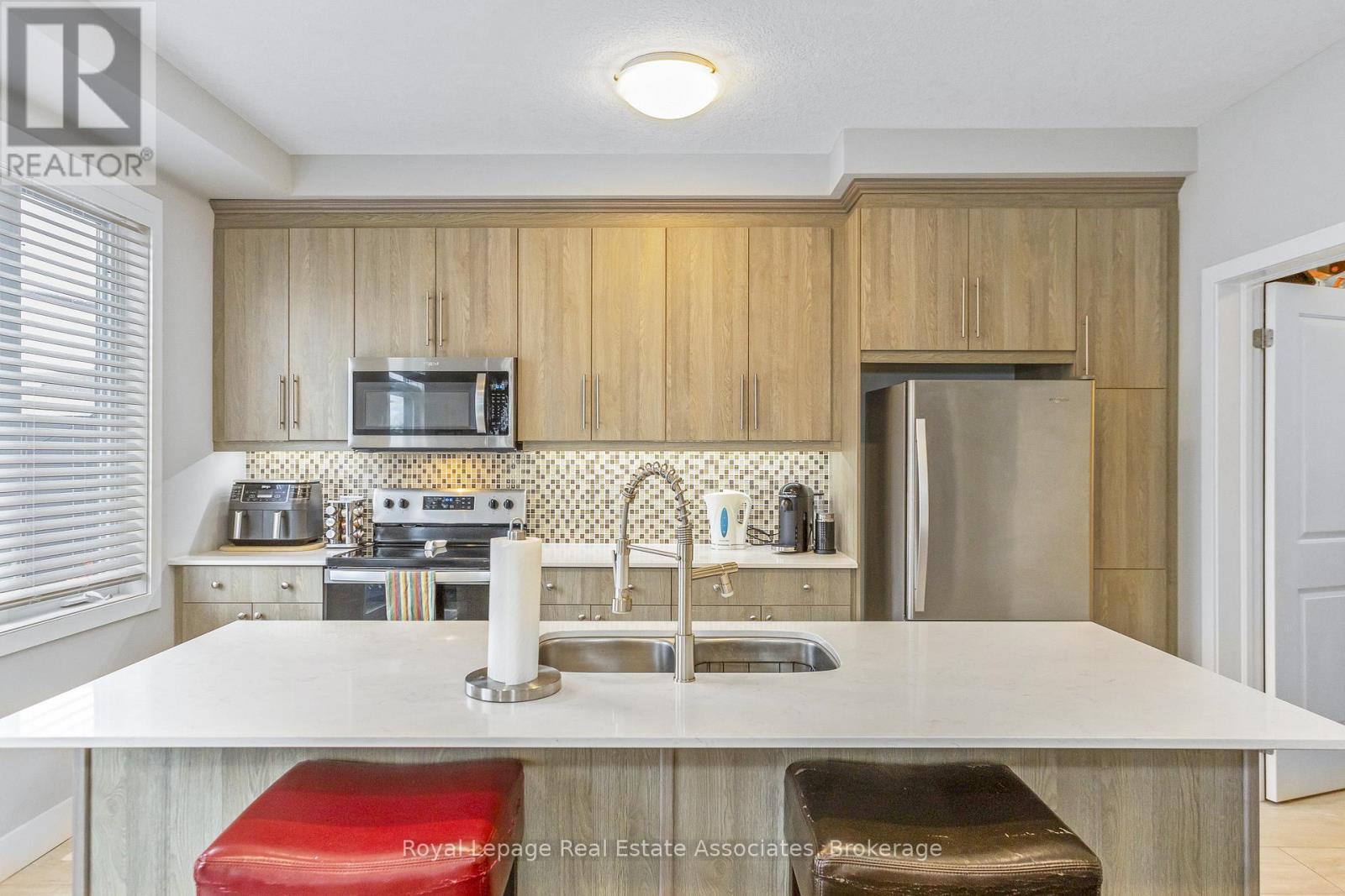 16 - 177 Edgevalley Road, London East, ON - Indoor Photo Showing Kitchen With Upgraded Kitchen