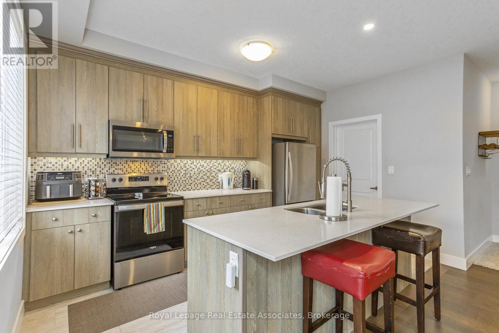 16 - 177 Edgevalley Road, London East, ON - Indoor Photo Showing Kitchen With Double Sink With Upgraded Kitchen