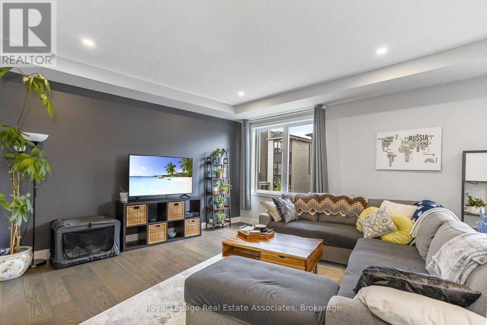 16 - 177 Edgevalley Road, London East, ON - Indoor Photo Showing Living Room