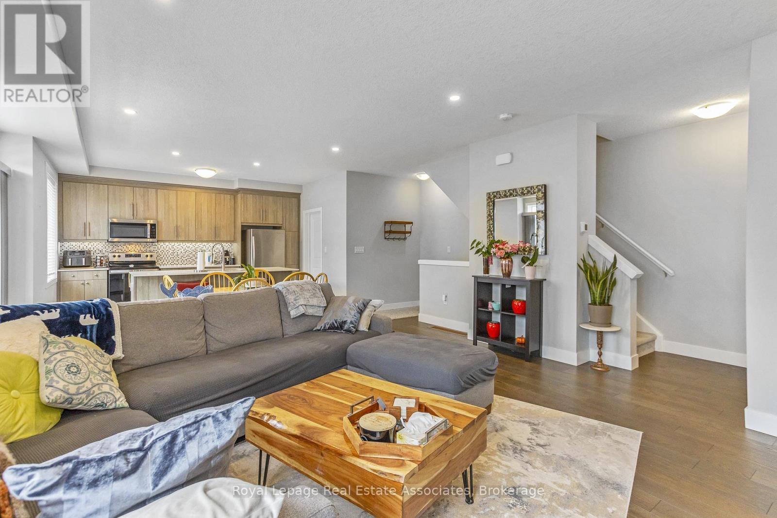 16 - 177 Edgevalley Road, London East, ON - Indoor Photo Showing Living Room