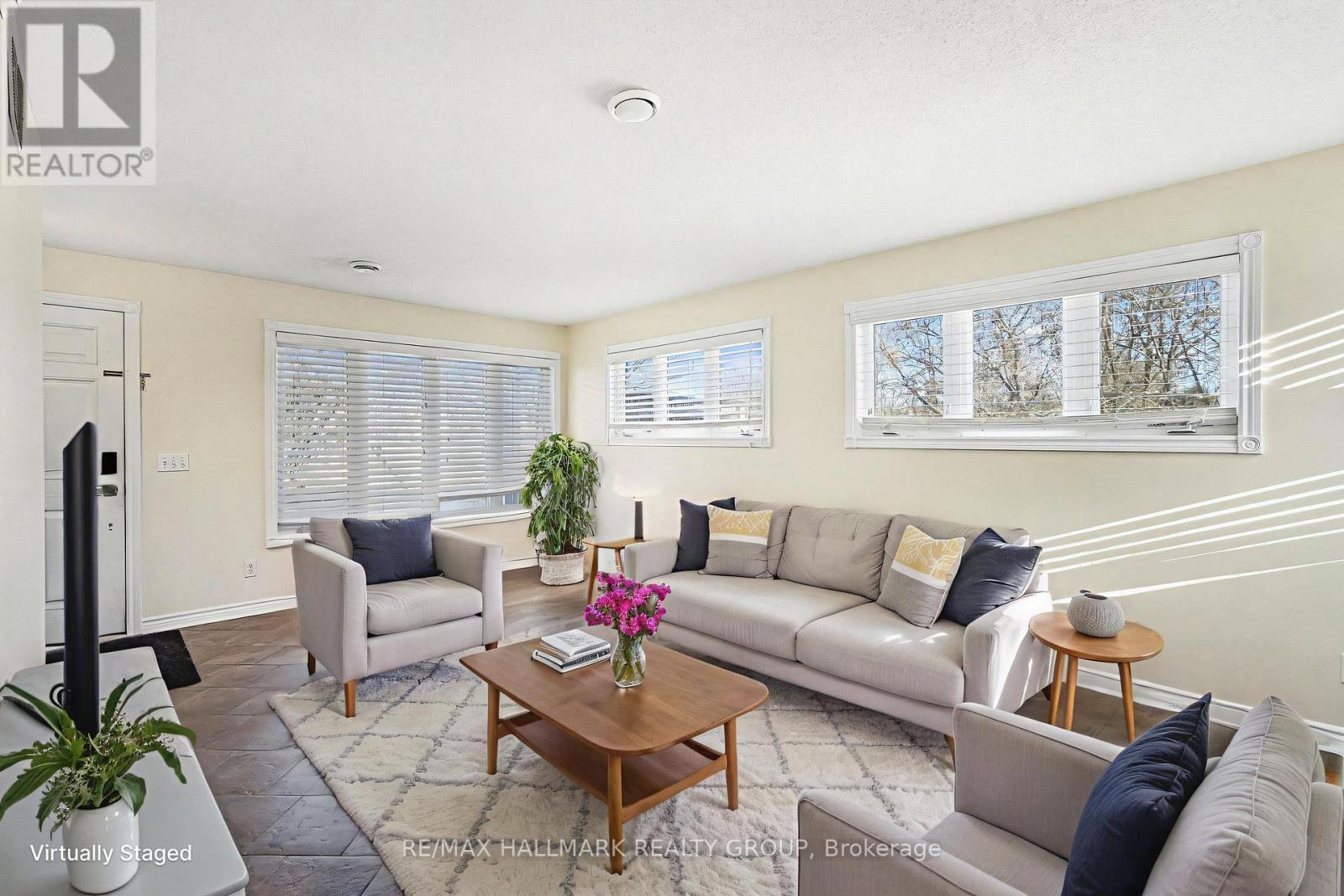 124 Bell Street, Carleton Place, ON - Indoor Photo Showing Living Room