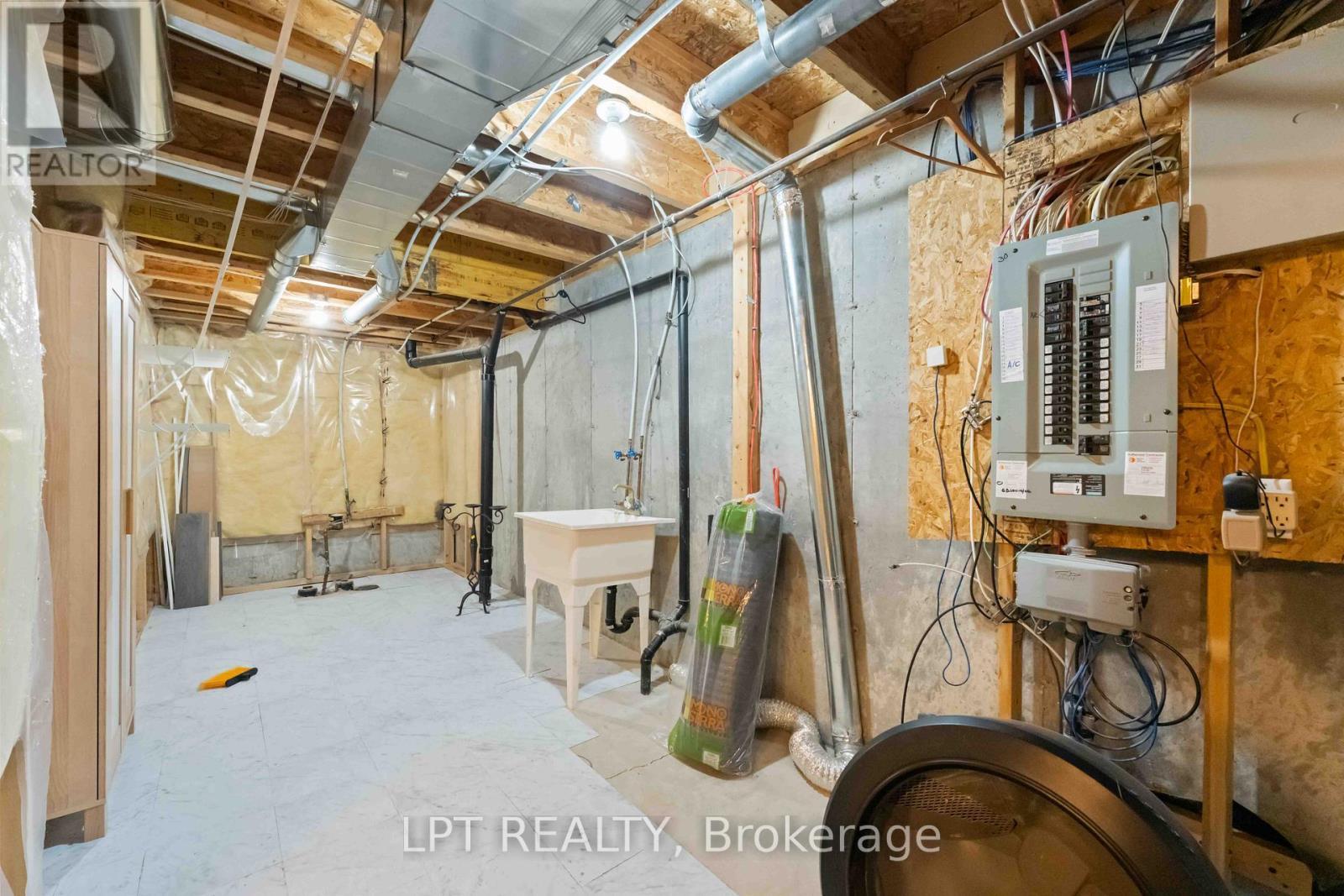 213 Idlewild Private, Ottawa, ON - Indoor Photo Showing Basement