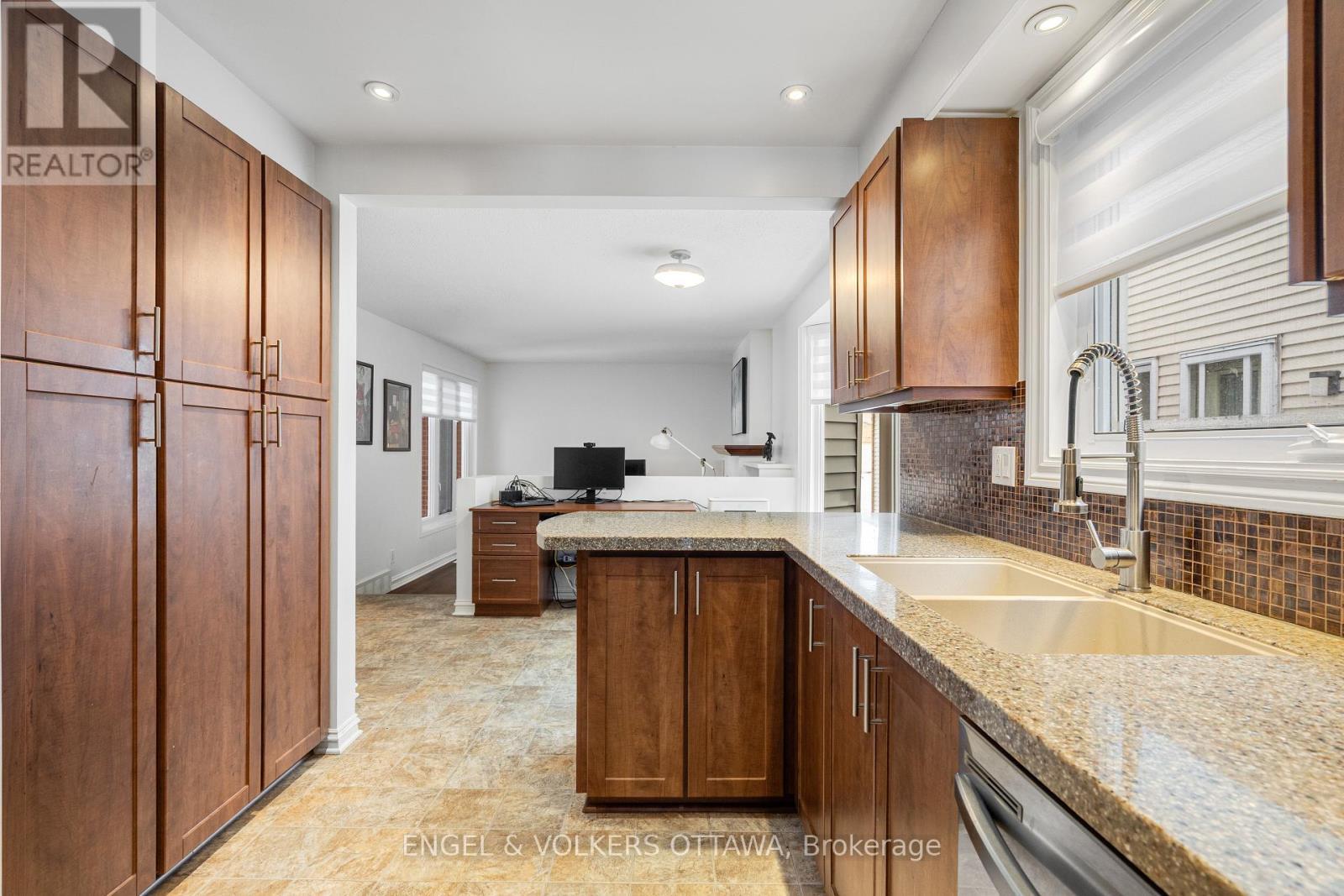 29 Valley Ridge Street, Ottawa, ON - Indoor Photo Showing Kitchen With Double Sink