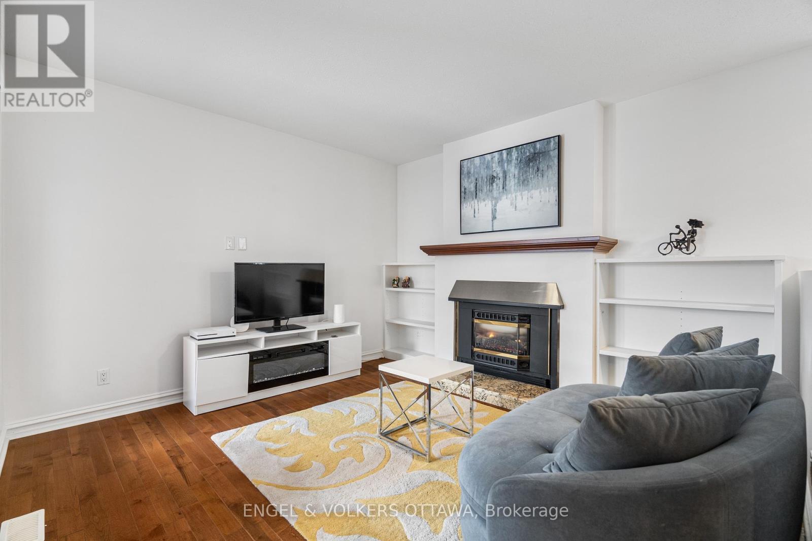 29 Valley Ridge Street, Ottawa, ON - Indoor Photo Showing Living Room With Fireplace