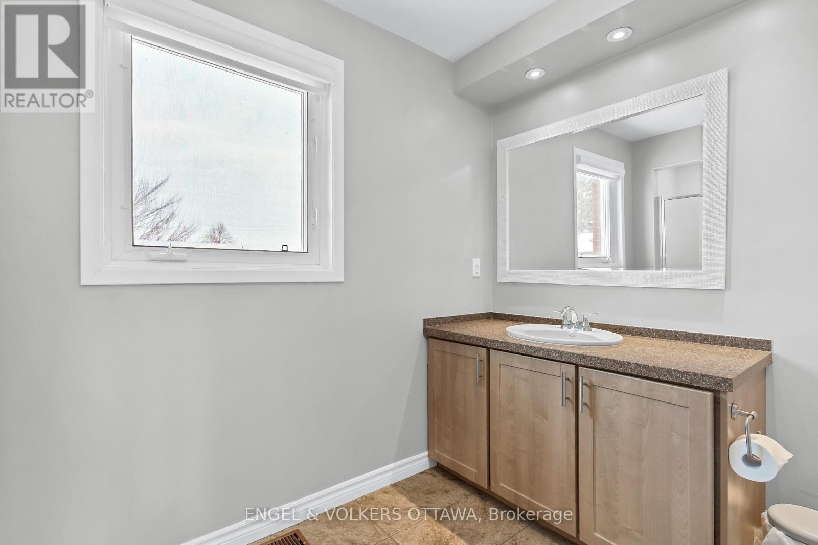 29 Valley Ridge Street, Ottawa, ON - Indoor Photo Showing Bathroom