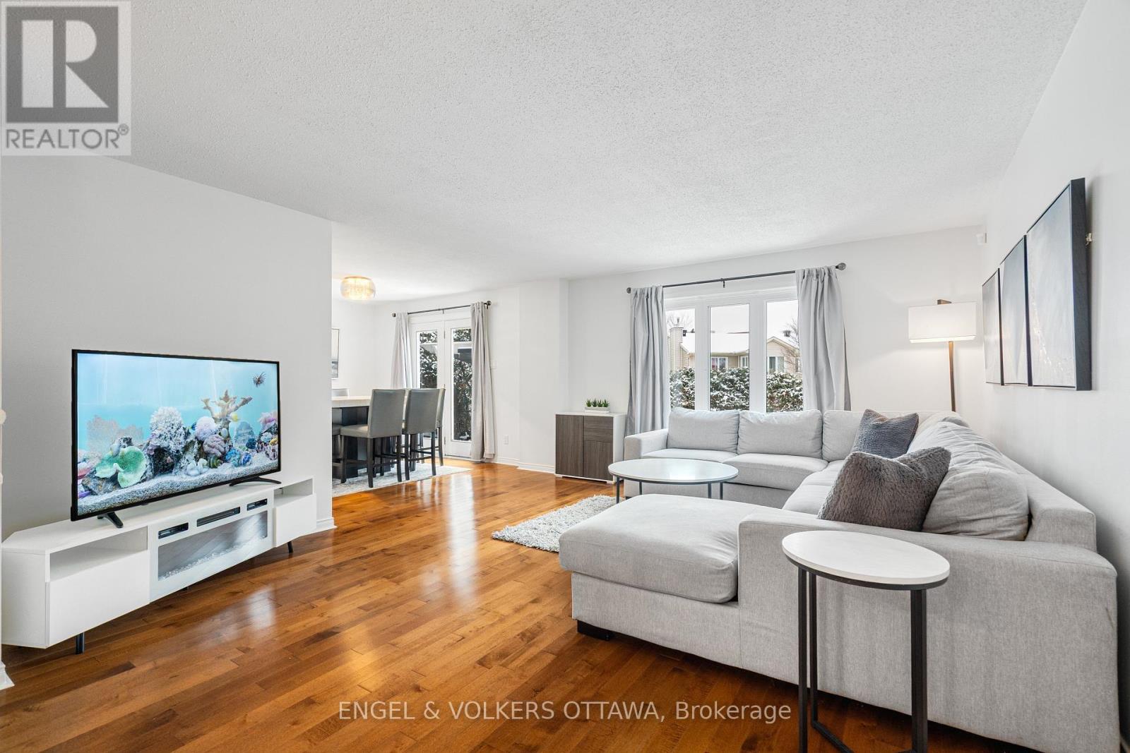 29 Valley Ridge Street, Ottawa, ON - Indoor Photo Showing Living Room