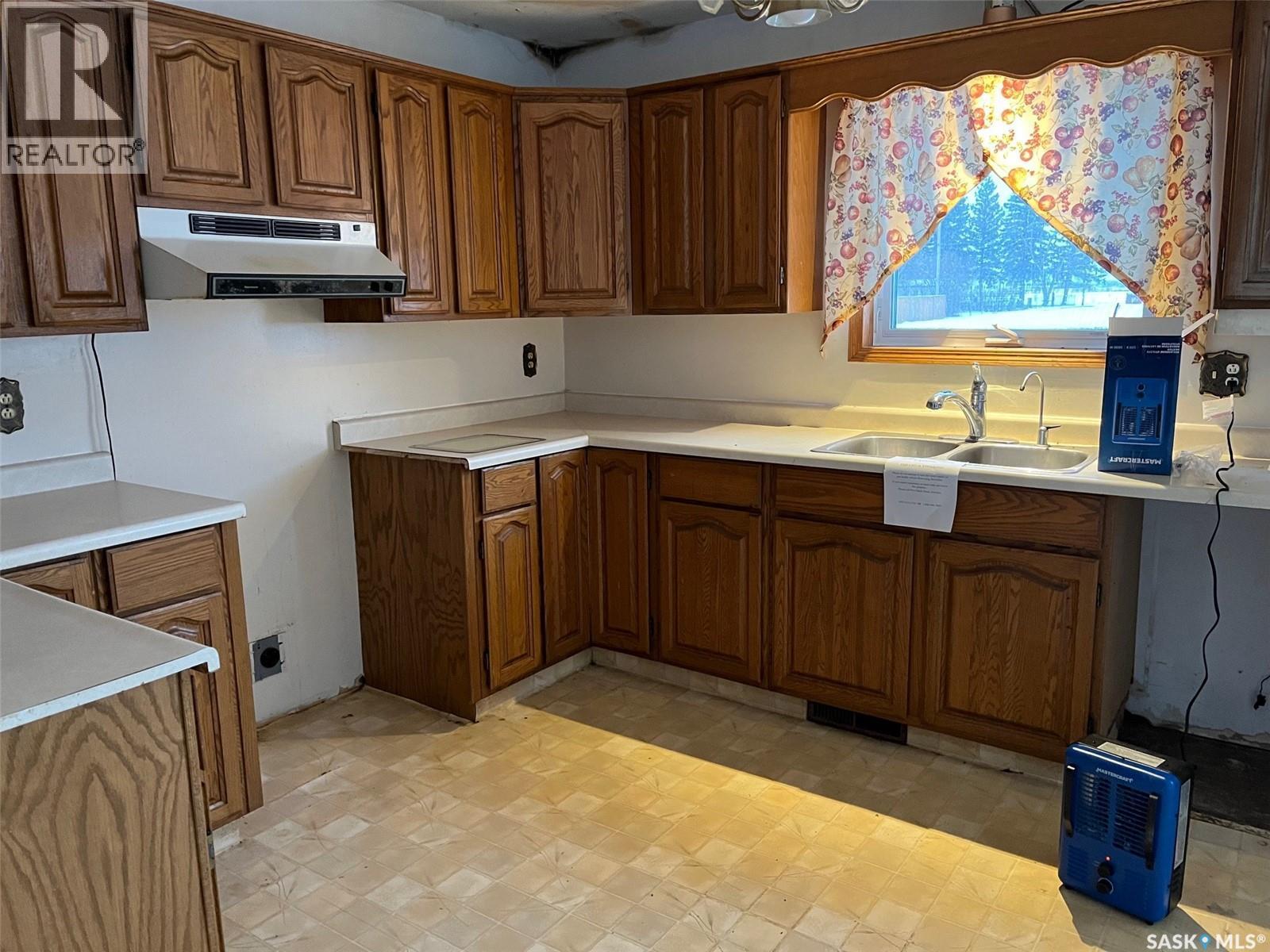 404 Central Avenue, Montmartre, SK - Indoor Photo Showing Kitchen With Double Sink