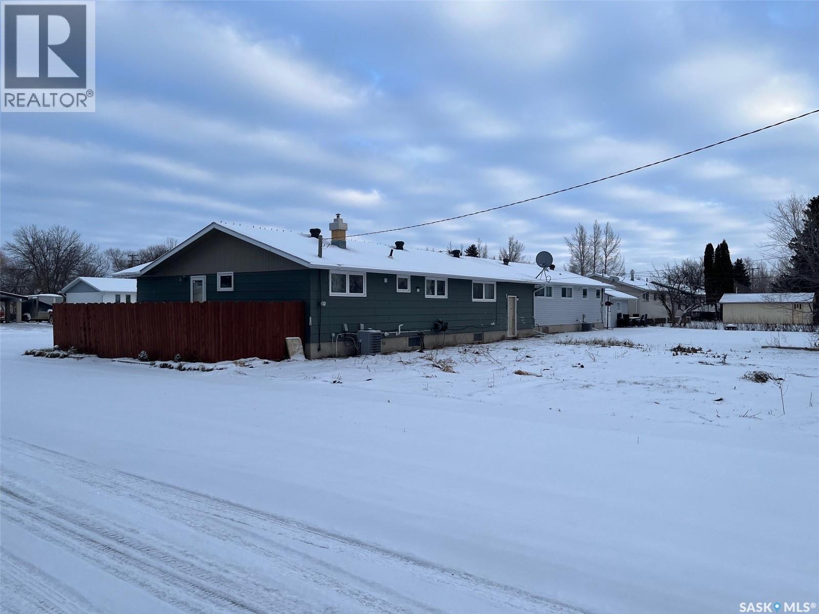 404 Central Avenue, Montmartre, SK - Outdoor