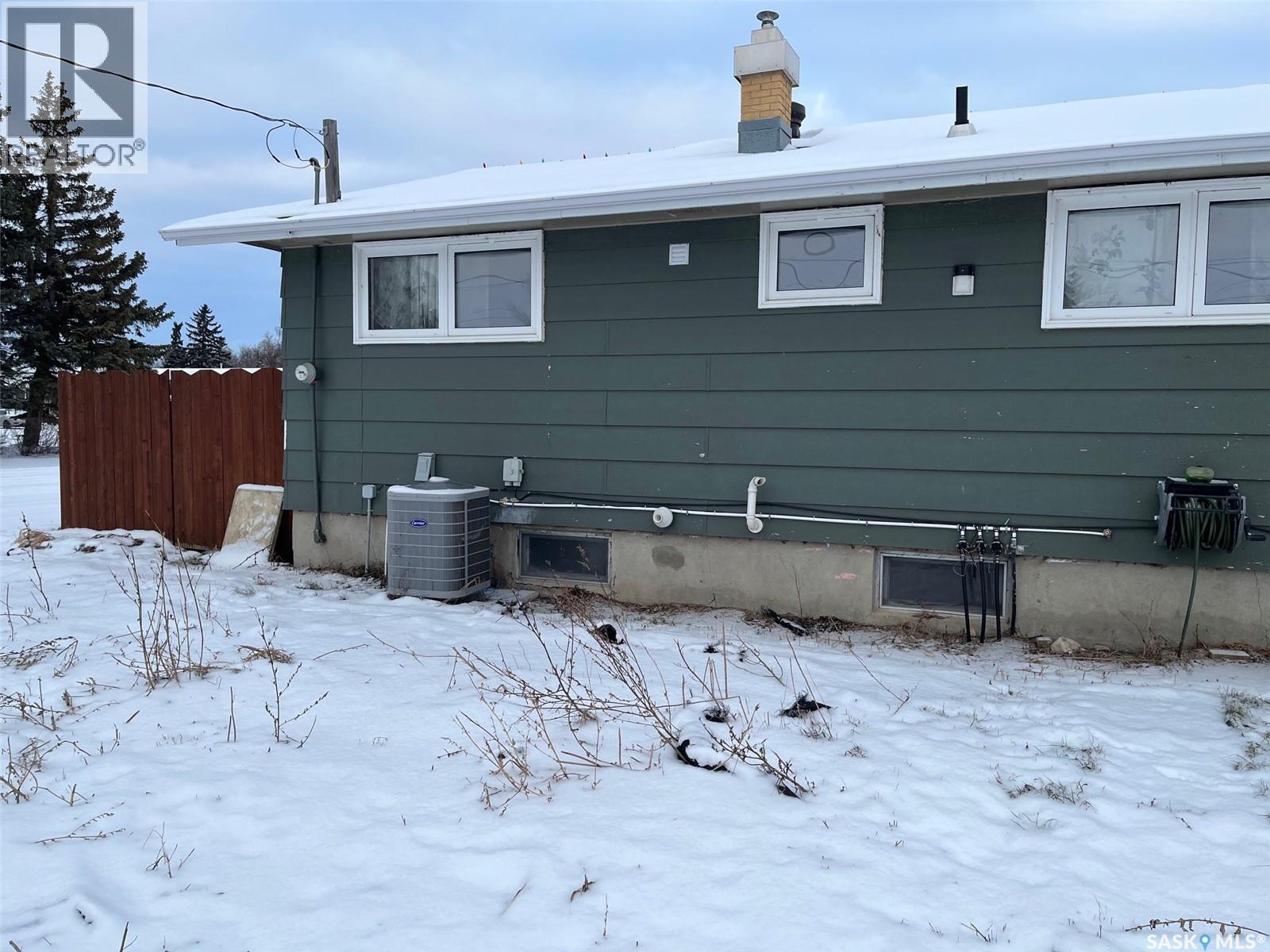 404 Central Avenue, Montmartre, SK - Outdoor