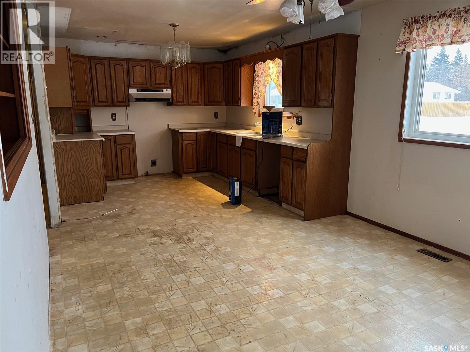 404 Central Avenue, Montmartre, SK - Indoor Photo Showing Kitchen