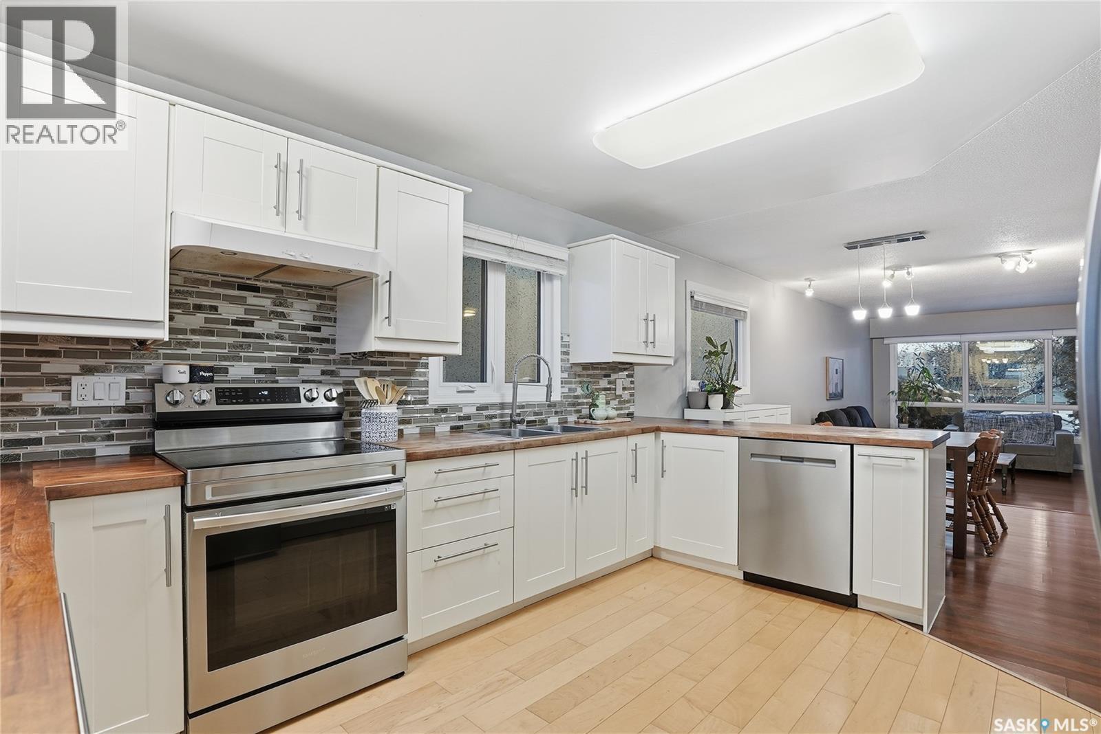 112 Brown Crescent, Saskatoon, SK - Indoor Photo Showing Kitchen With Double Sink
