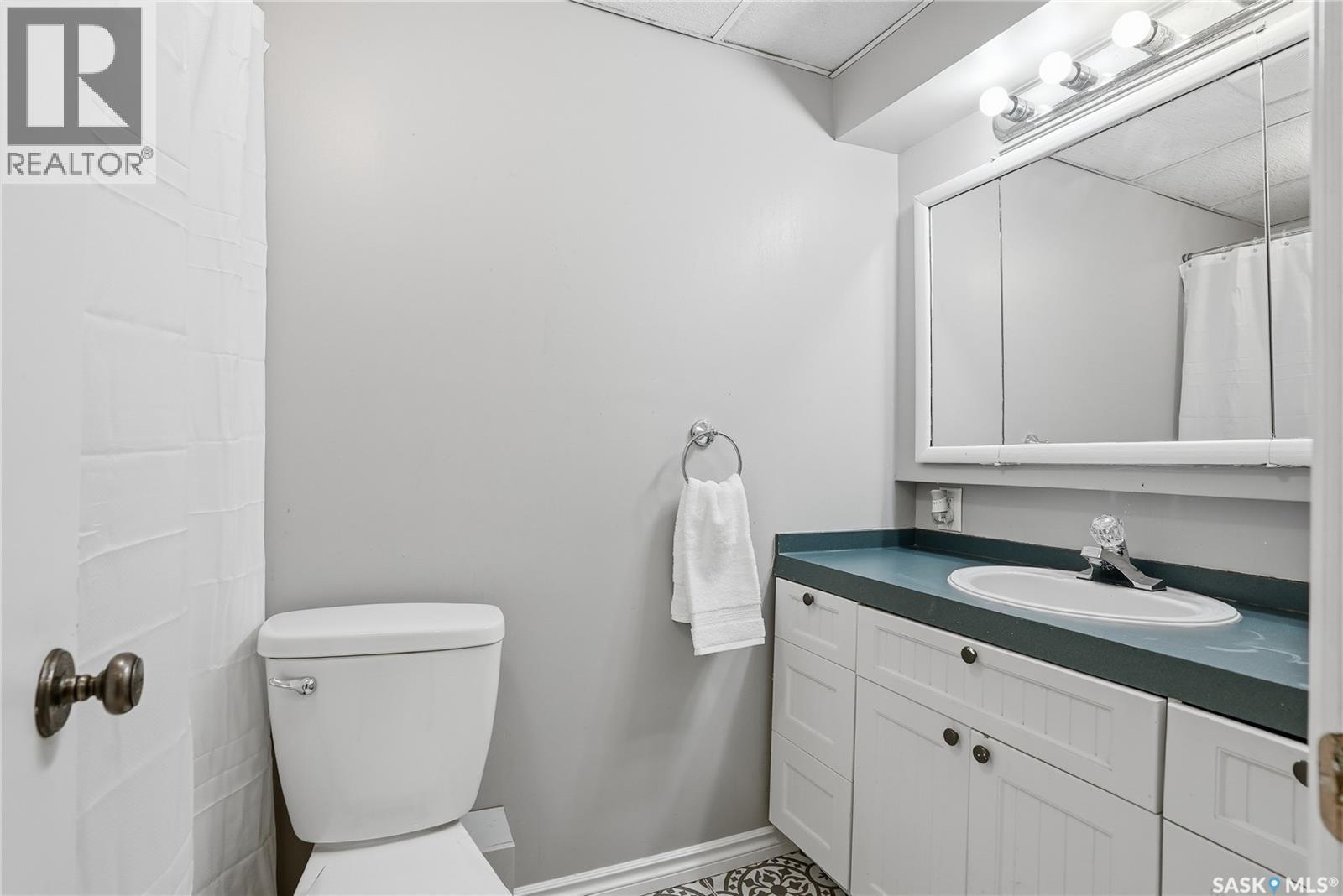 112 Brown Crescent, Saskatoon, SK - Indoor Photo Showing Bathroom