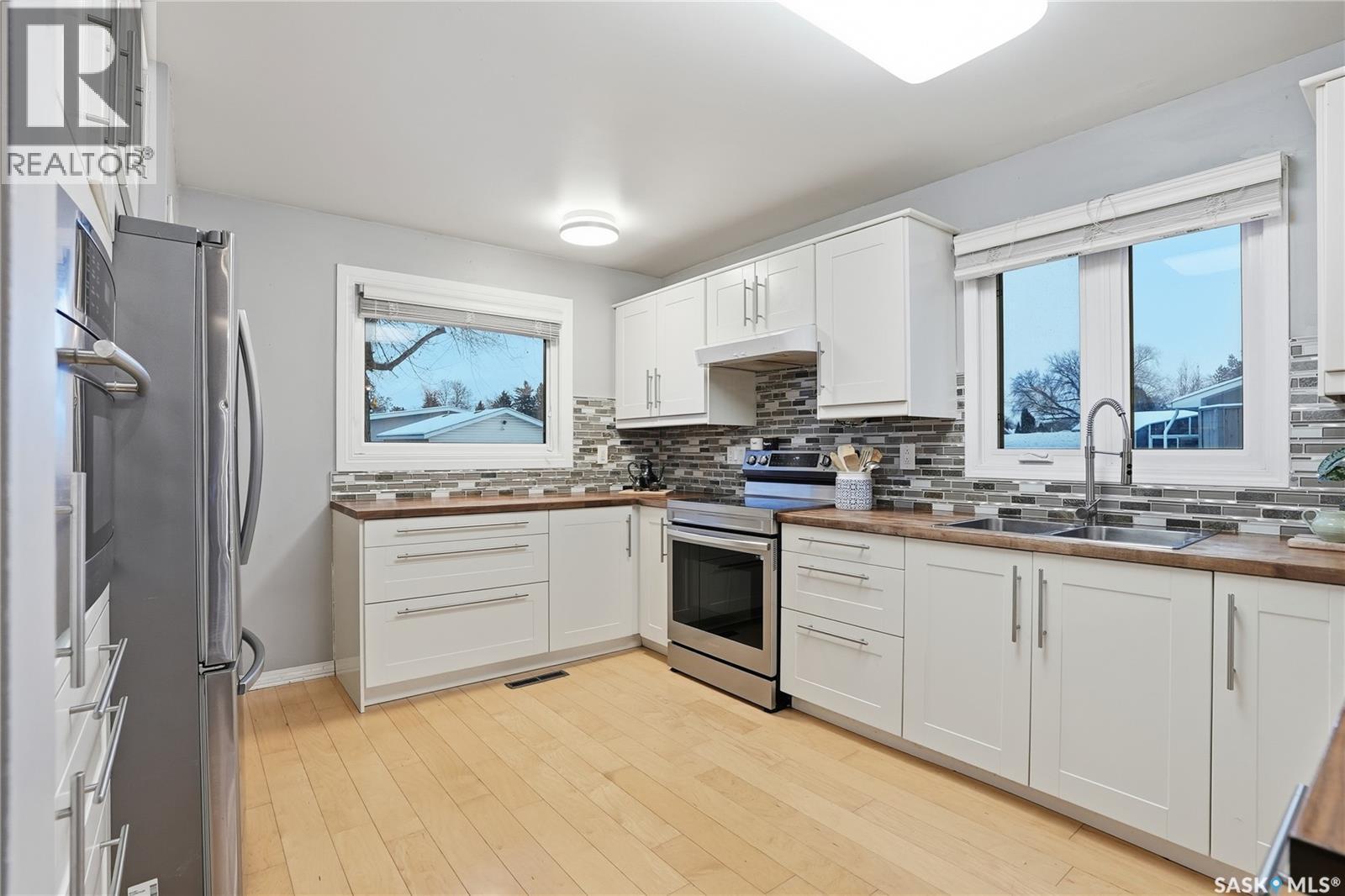 112 Brown Crescent, Saskatoon, SK - Indoor Photo Showing Kitchen With Double Sink