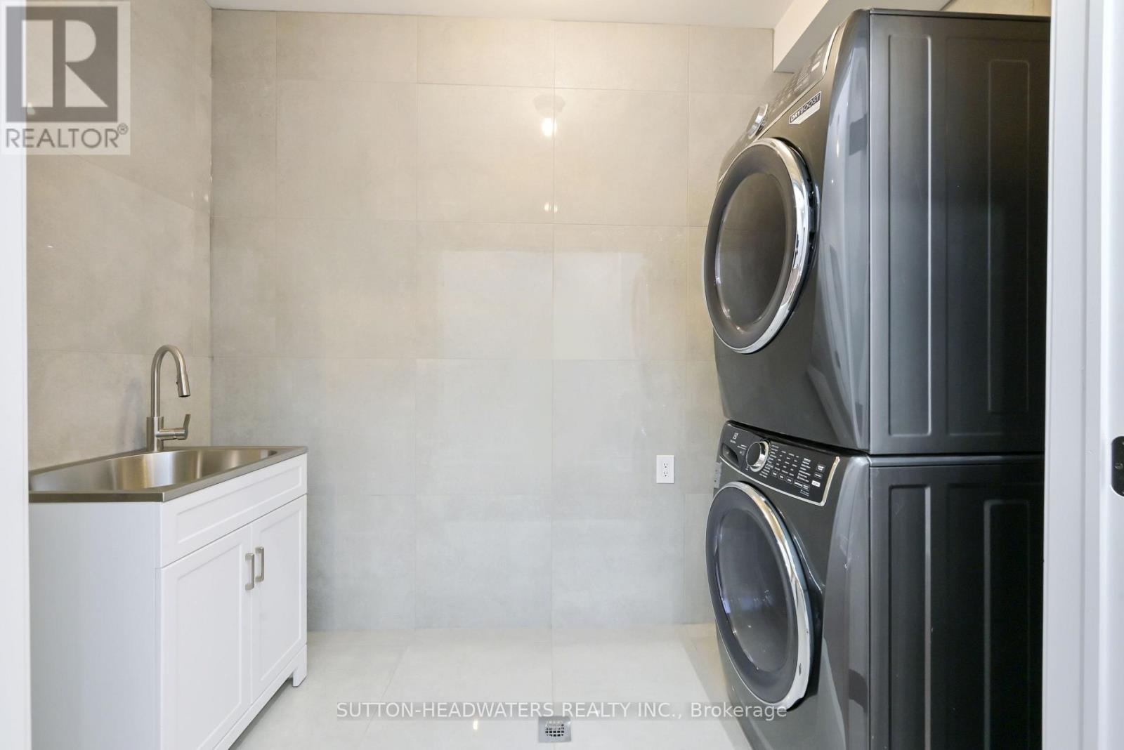 12 Flaherty Lane, Caledon, ON - Indoor Photo Showing Laundry Room