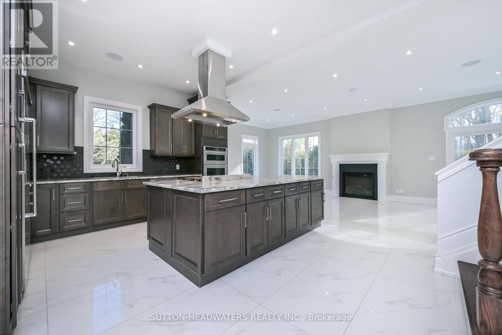 12 Flaherty Lane, Caledon, ON - Indoor Photo Showing Kitchen With Upgraded Kitchen
