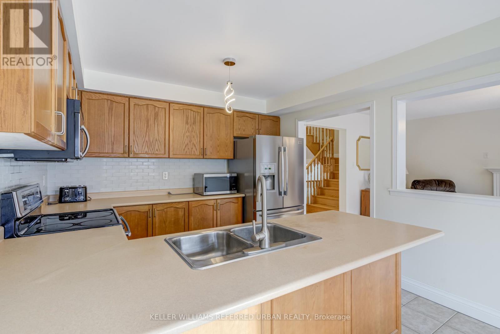 282 Giddings Crescent, Milton, ON - Indoor Photo Showing Kitchen With Double Sink