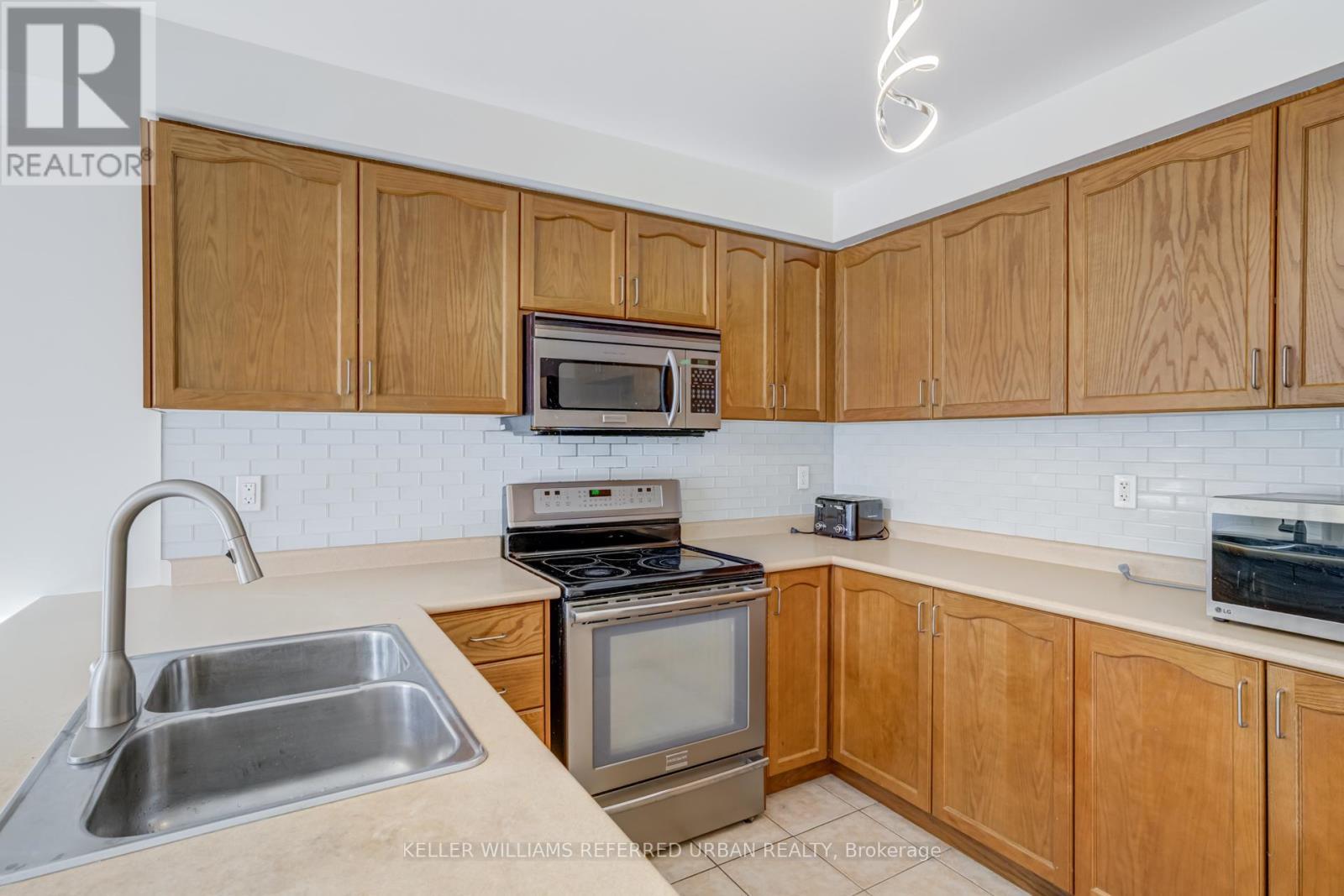282 Giddings Crescent, Milton, ON - Indoor Photo Showing Kitchen With Double Sink