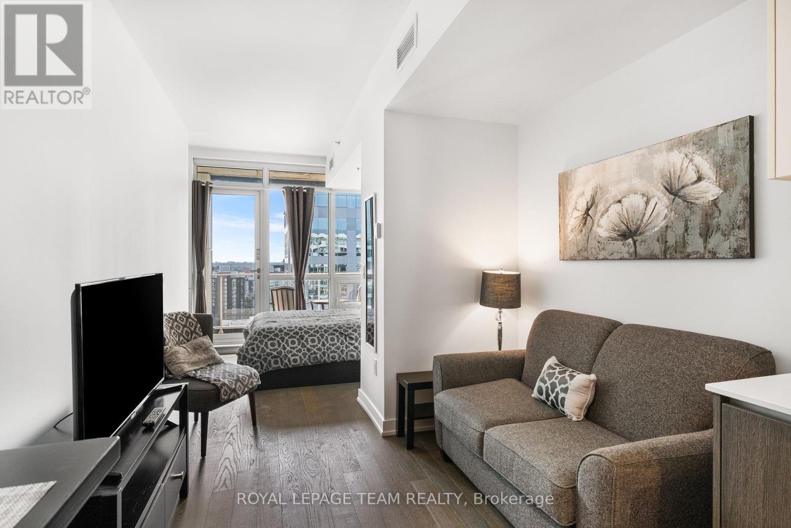 2103 - 199 Slater Street, Ottawa, ON - Indoor Photo Showing Living Room