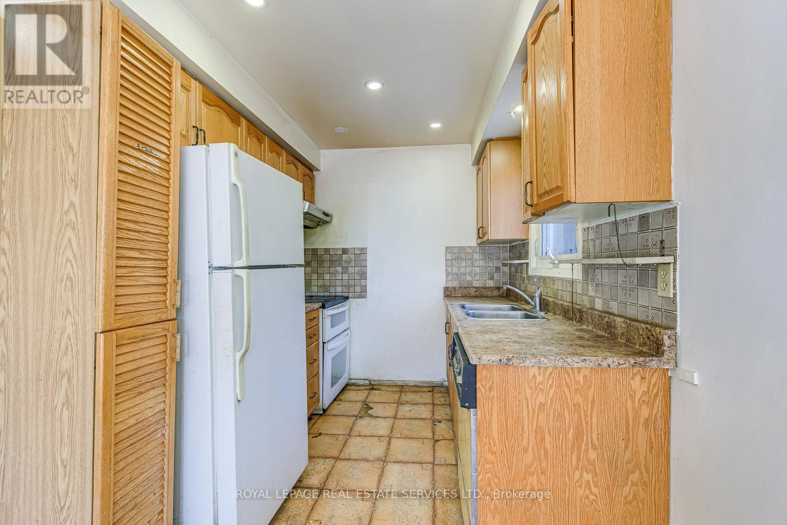 66 Banting Crescent, Brampton, ON - Indoor Photo Showing Kitchen With Double Sink