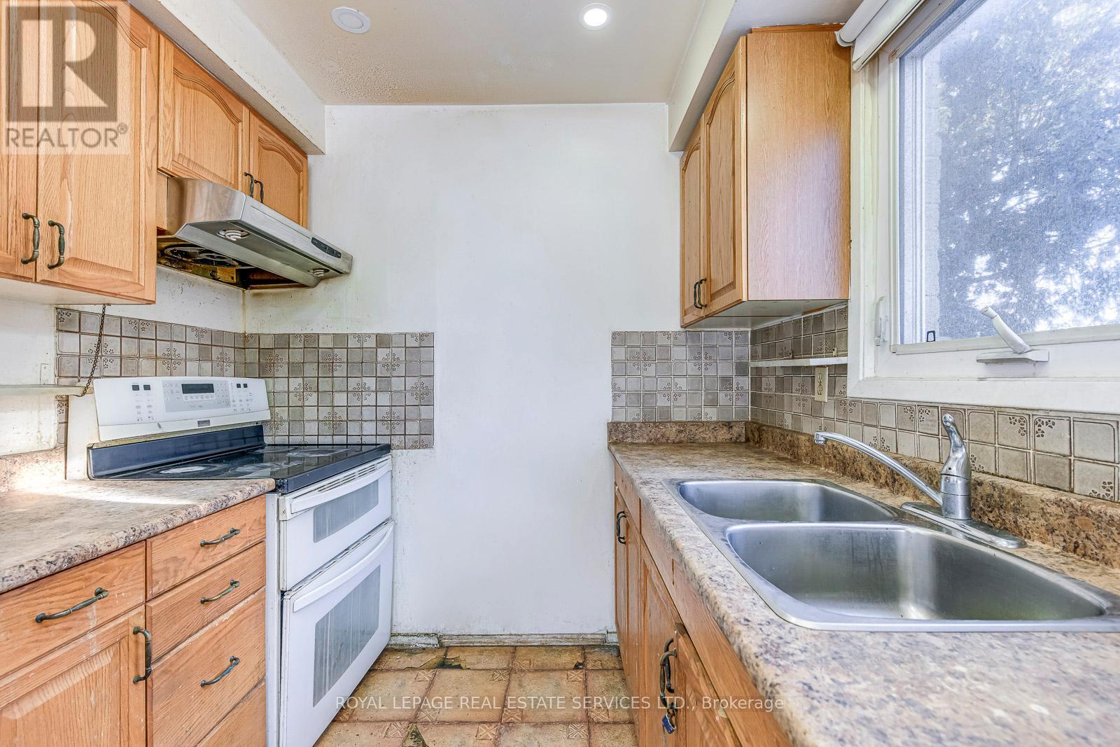 66 Banting Crescent, Brampton, ON - Indoor Photo Showing Kitchen With Double Sink