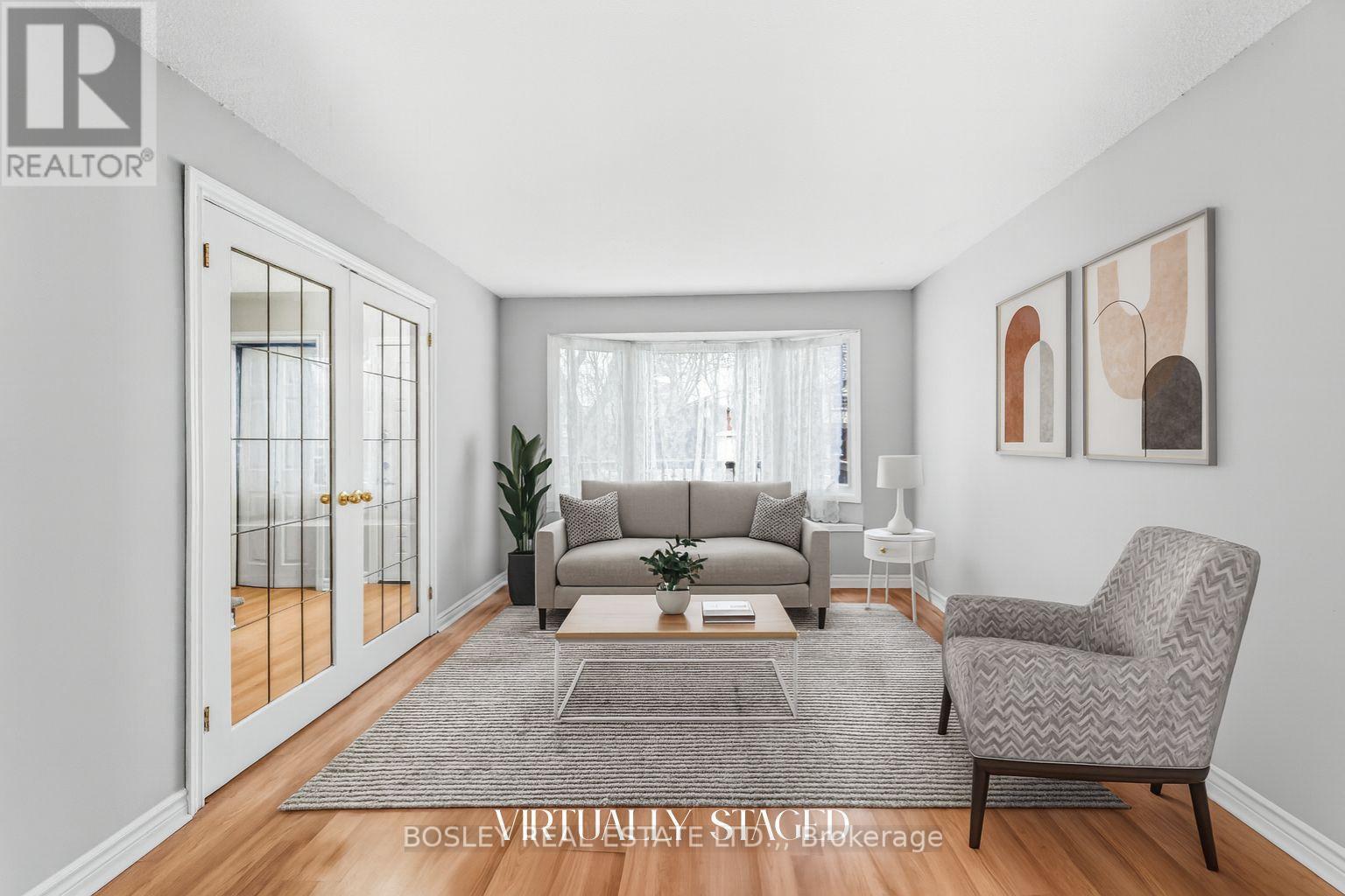 32 Lafayette Drive, St. Catharines (Lakeport), ON - Indoor Photo Showing Living Room