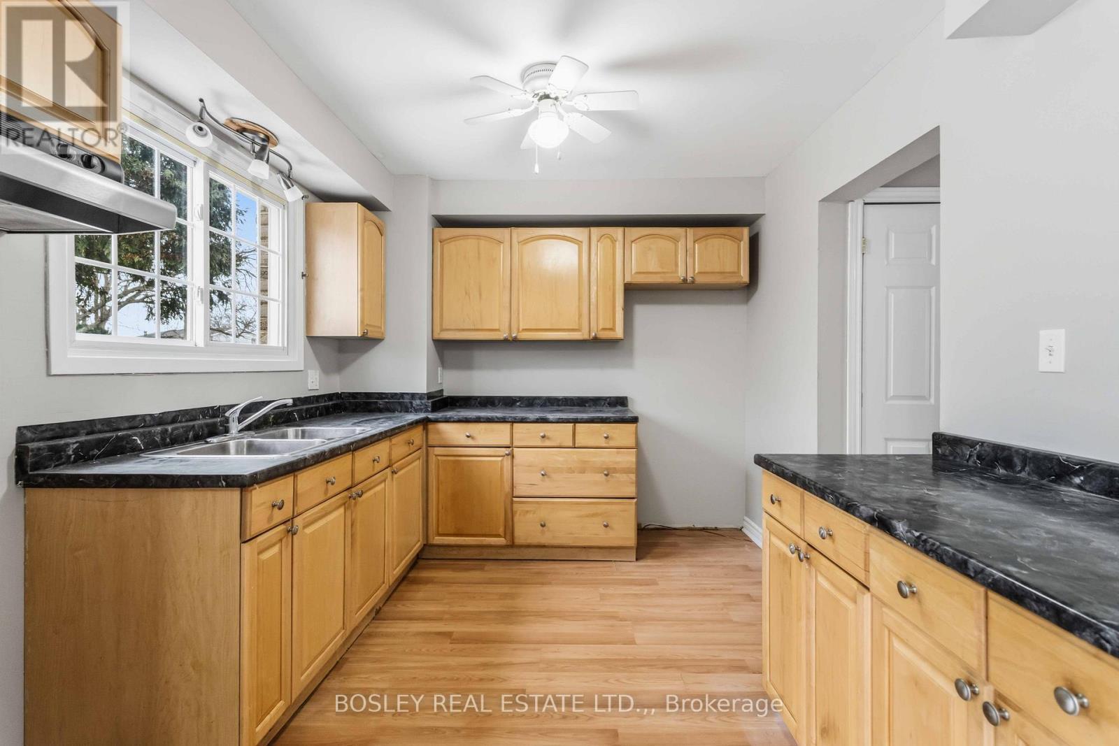 32 Lafayette Drive, St. Catharines (Lakeport), ON - Indoor Photo Showing Kitchen With Double Sink