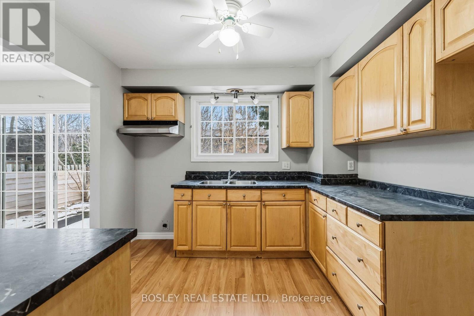 32 Lafayette Drive, St. Catharines (Lakeport), ON - Indoor Photo Showing Kitchen With Double Sink