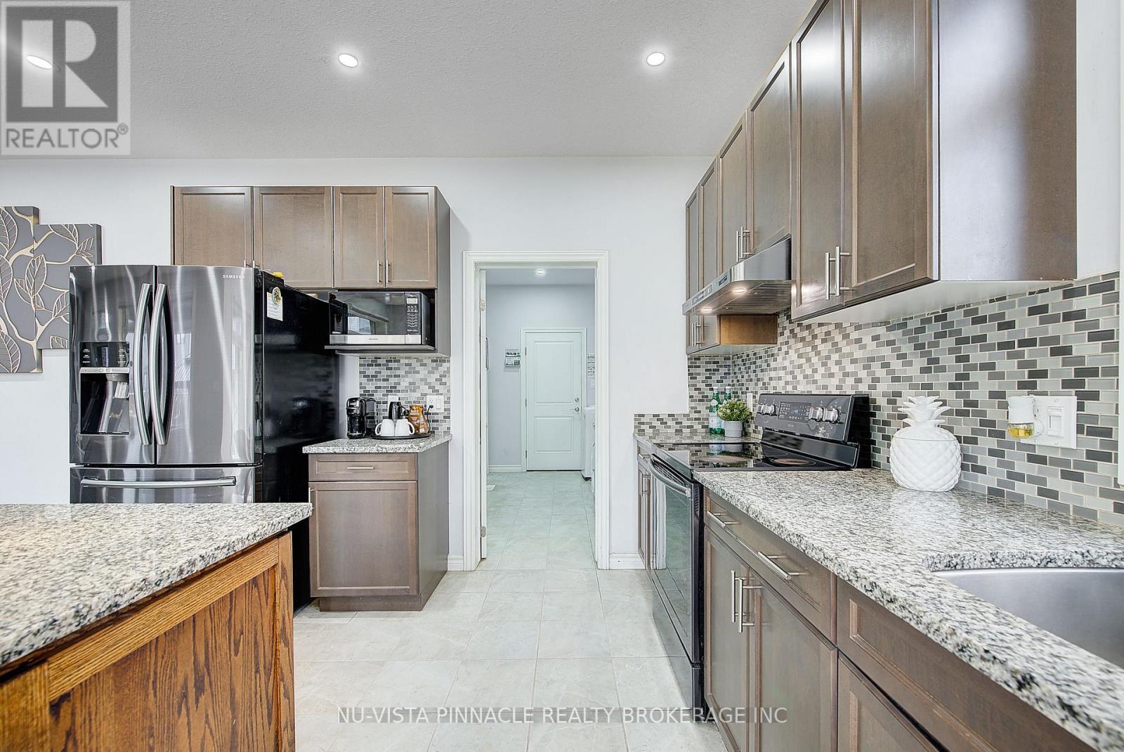 3069 Tokala Trail, London North (North S), ON - Indoor Photo Showing Kitchen With Upgraded Kitchen