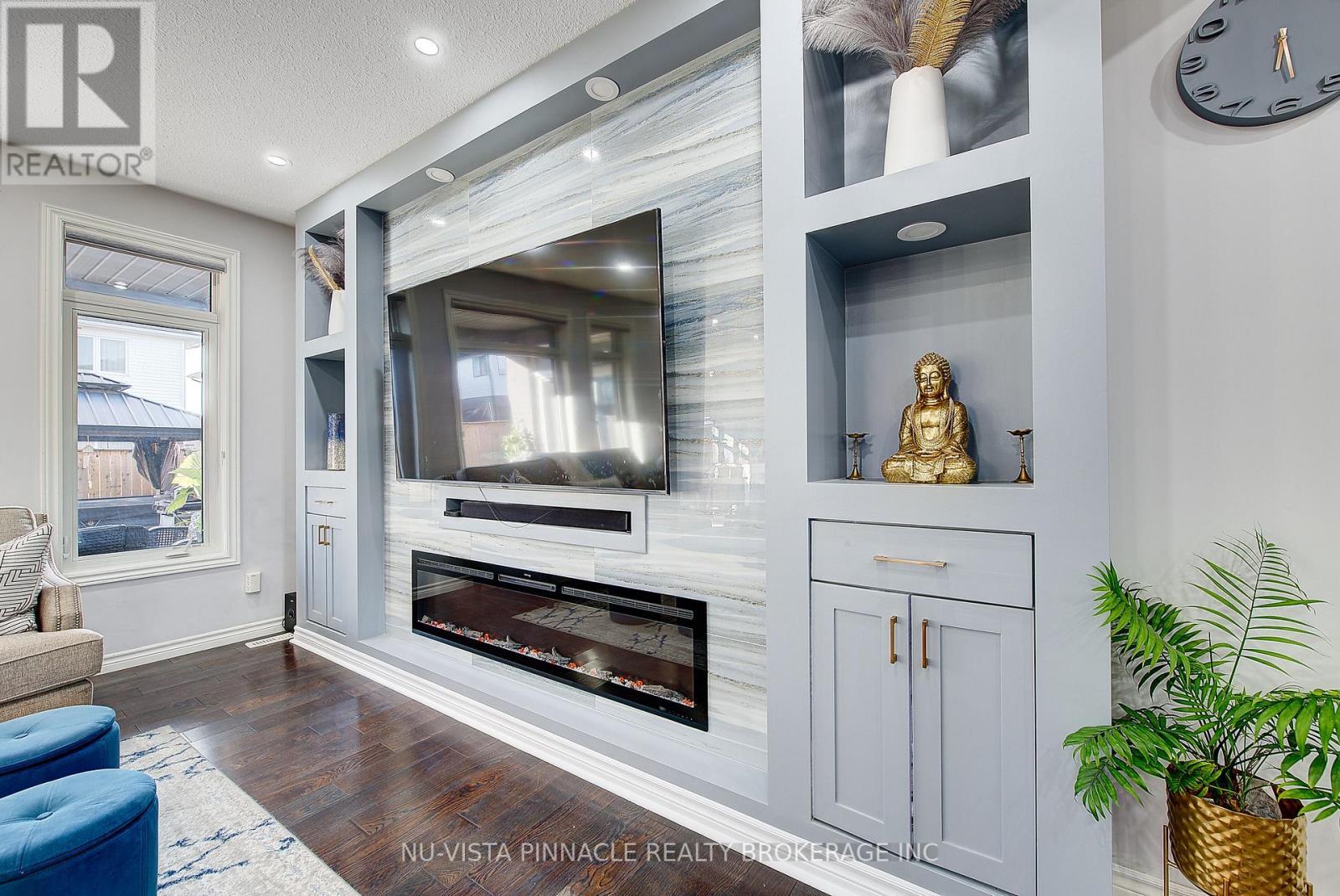 3069 Tokala Trail, London North (North S), ON - Indoor Photo Showing Living Room With Fireplace