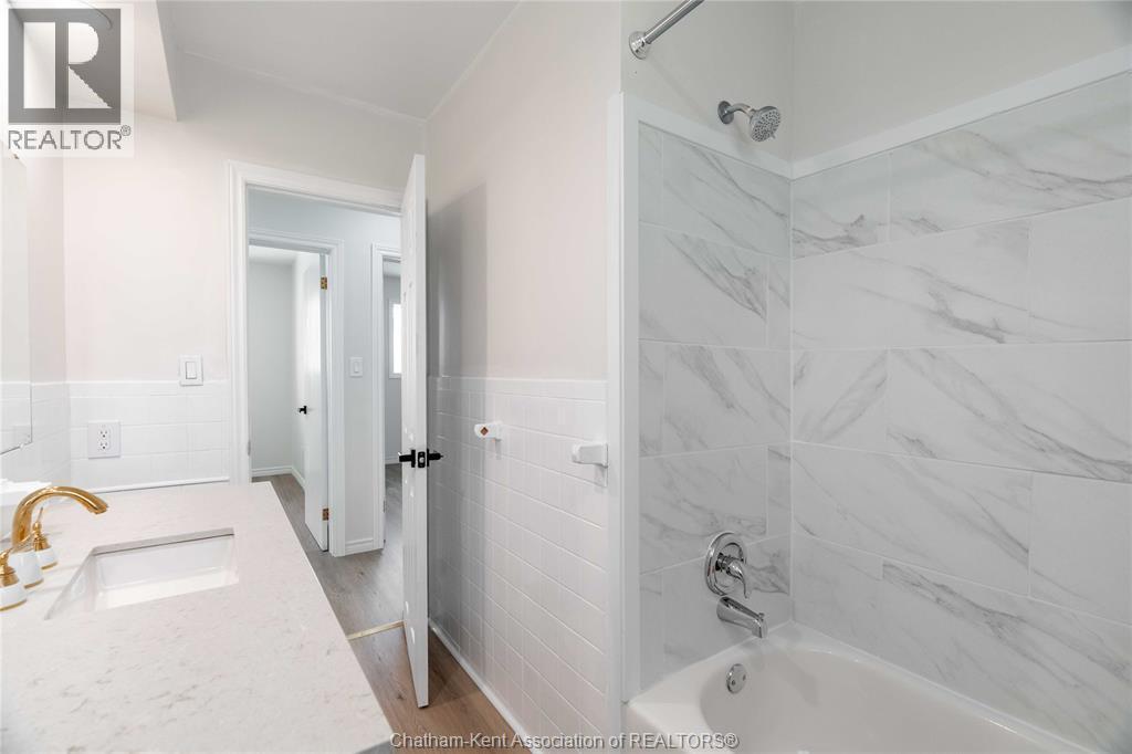 39 Alden Street, Chatham, ON - Indoor Photo Showing Bathroom