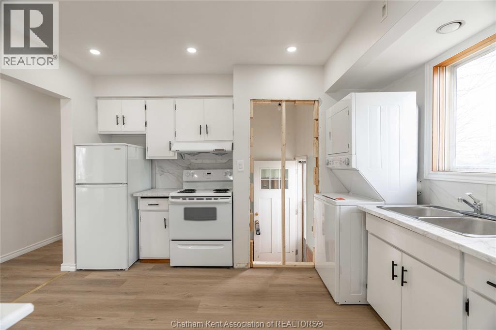 39 Alden Street, Chatham, ON - Indoor Photo Showing Kitchen With Double Sink