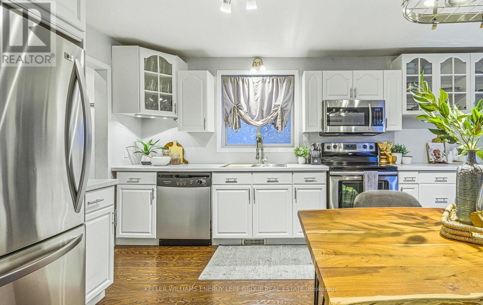 113 Kaiser Crescent, Oshawa (O'Neill), ON - Indoor Photo Showing Kitchen With Double Sink With Upgraded Kitchen