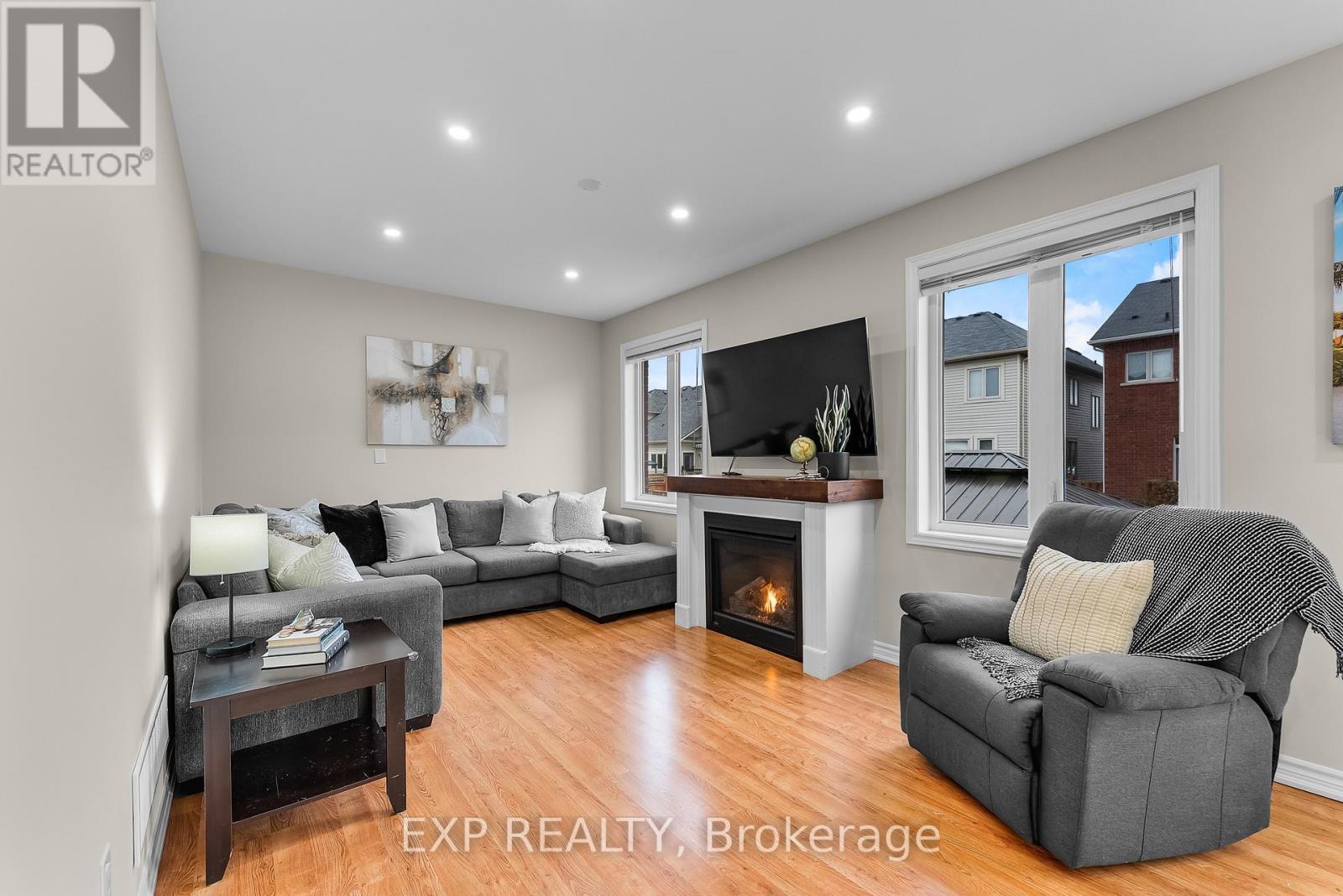 348 Concession 3 Road, Niagara-On-The-Lake (St. Davids), ON - Indoor Photo Showing Living Room With Fireplace