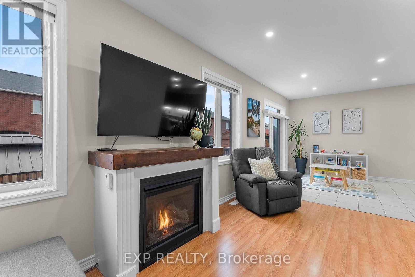 348 Concession 3 Road, Niagara-On-The-Lake (St. Davids), ON - Indoor Photo Showing Living Room With Fireplace