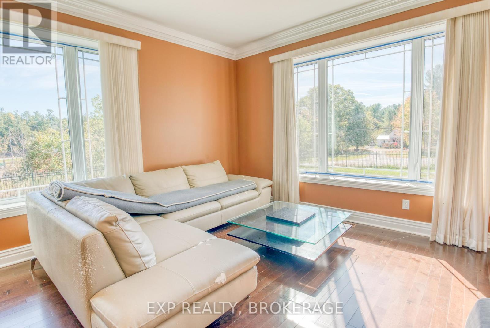 6 Oliver Road, Addington Highlands (Addington Highlands), ON - Indoor Photo Showing Living Room