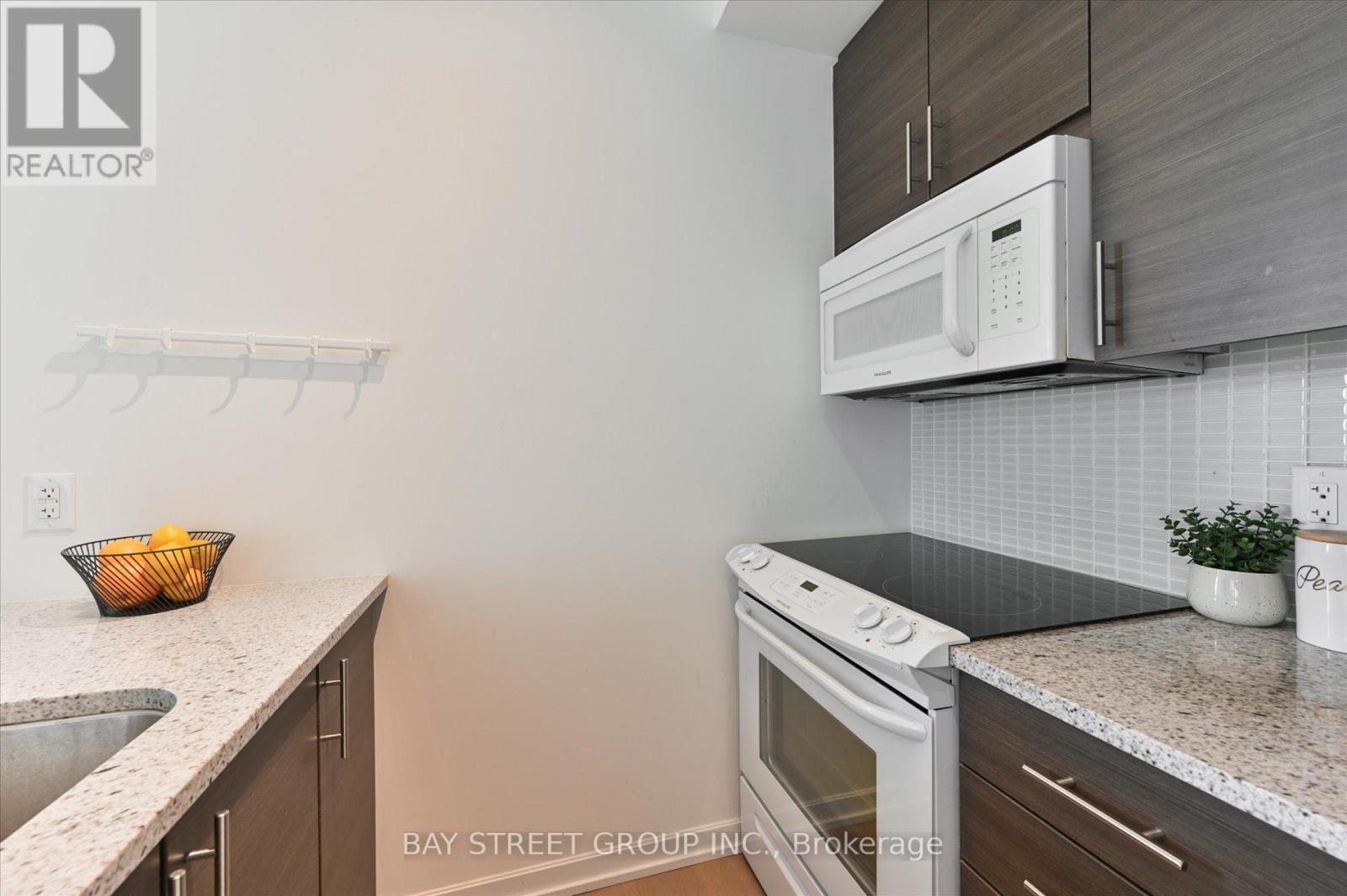 2202 - 70 Forest Manor Road, Toronto, ON - Indoor Photo Showing Kitchen