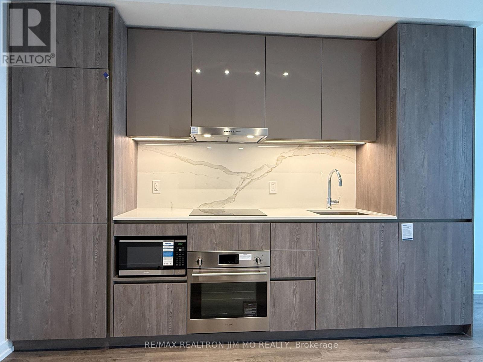 4605 - 8 Interchange Way, Vaughan, ON - Indoor Photo Showing Kitchen