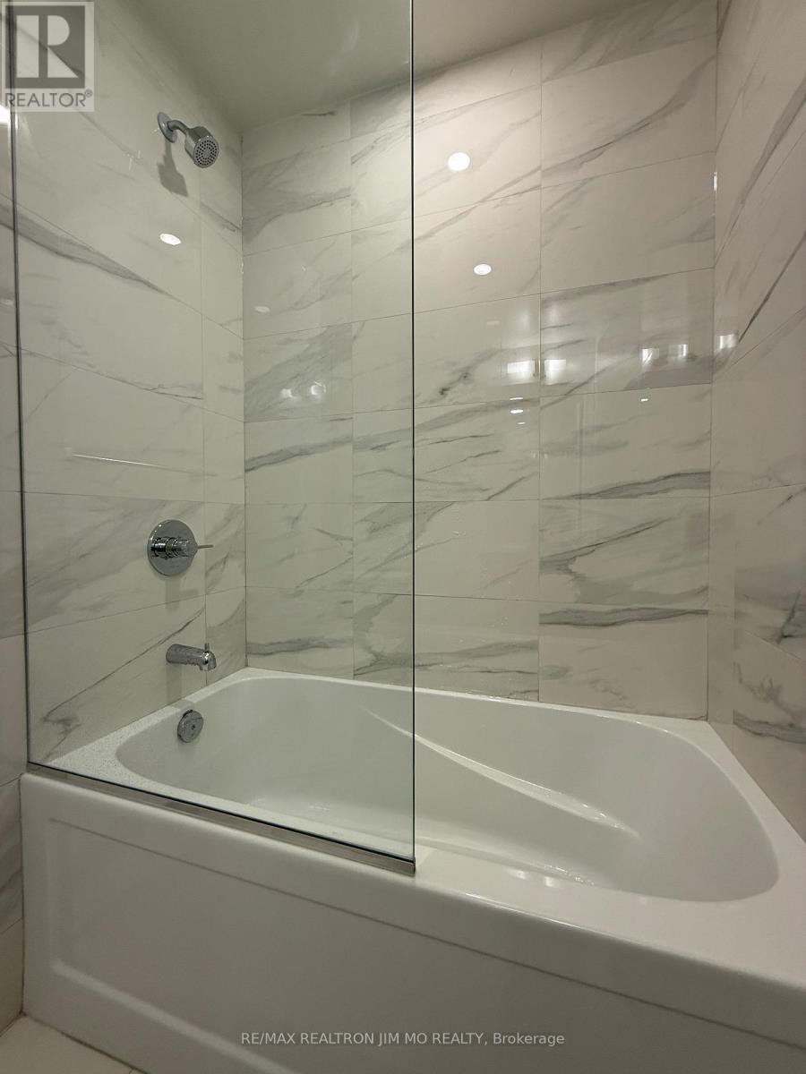 4605 - 8 Interchange Way, Vaughan, ON - Indoor Photo Showing Bathroom