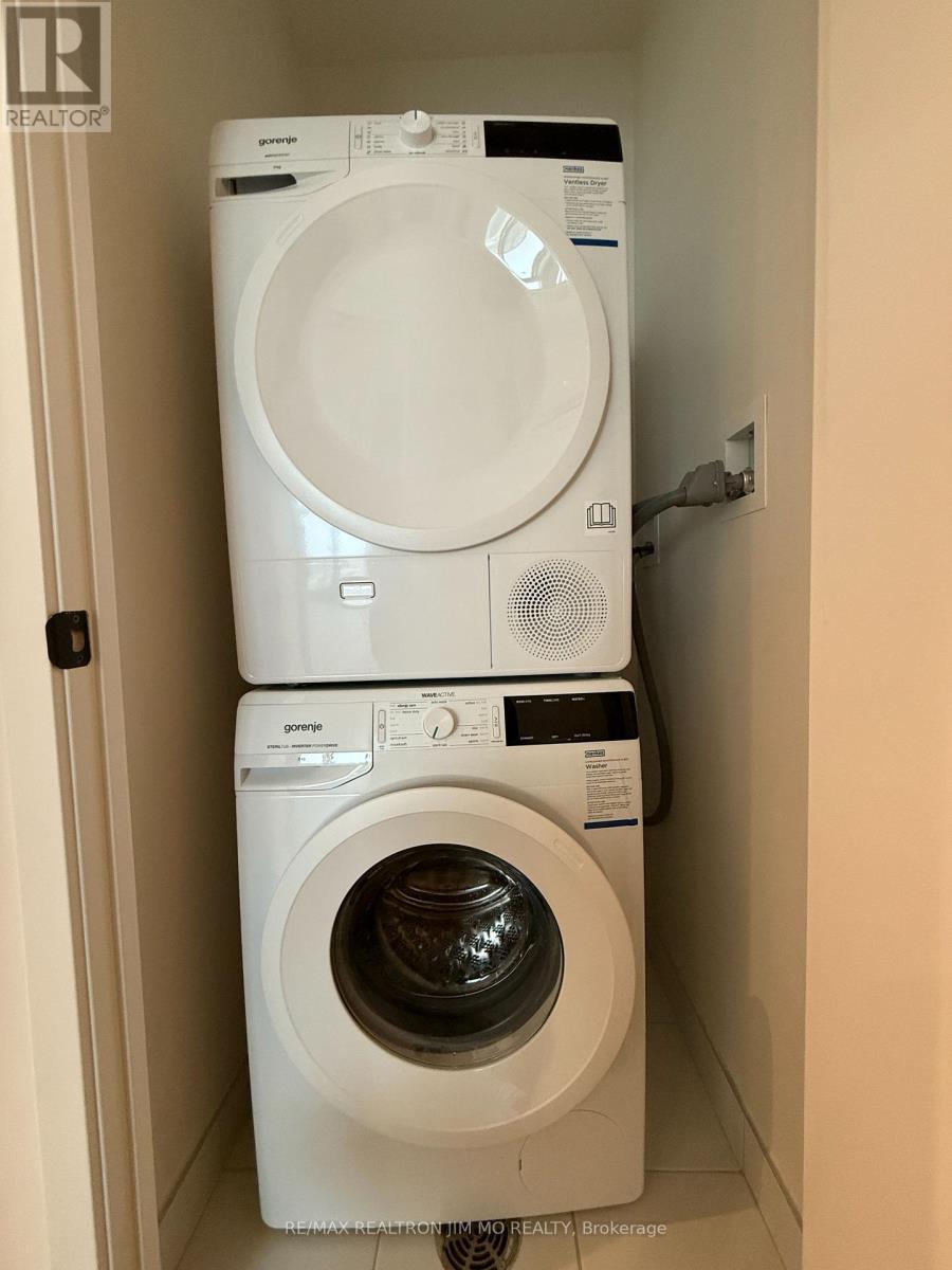 4605 - 8 Interchange Way, Vaughan, ON - Indoor Photo Showing Laundry Room