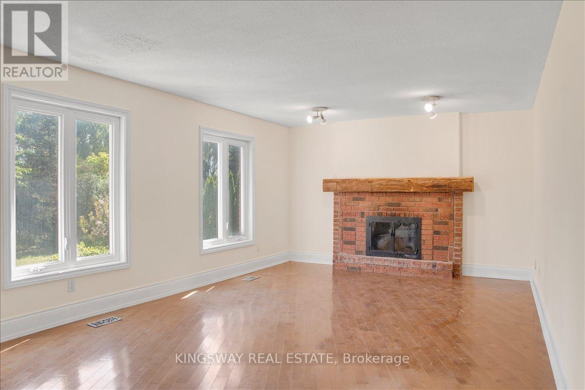 26 Cynthia Crescent, Richmond Hill, ON - Indoor Photo Showing Living Room With Fireplace
