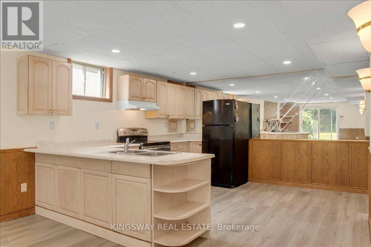 26 Cynthia Crescent, Richmond Hill, ON - Indoor Photo Showing Kitchen With Double Sink