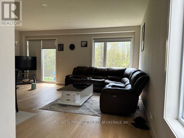 2052 Evans Boulevard, London South (South U), ON - Indoor Photo Showing Living Room