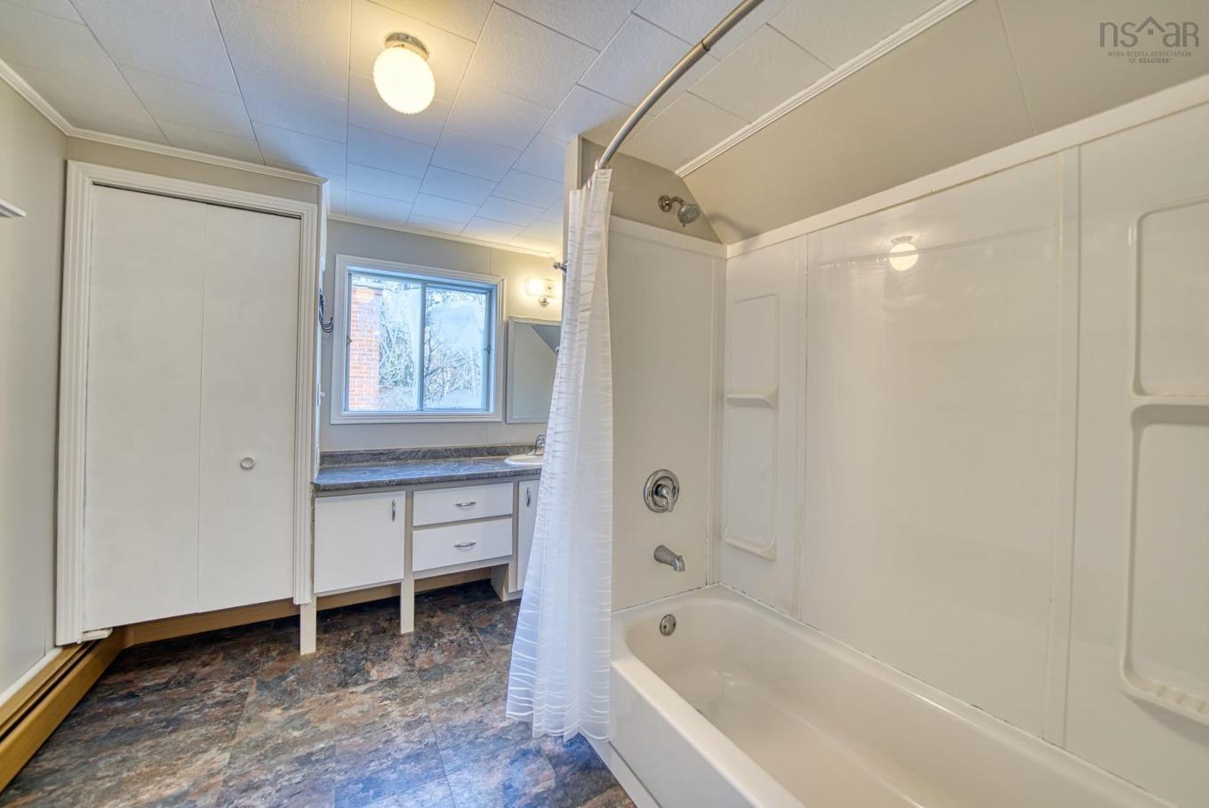 20 Pine Street, Bridgewater, NS