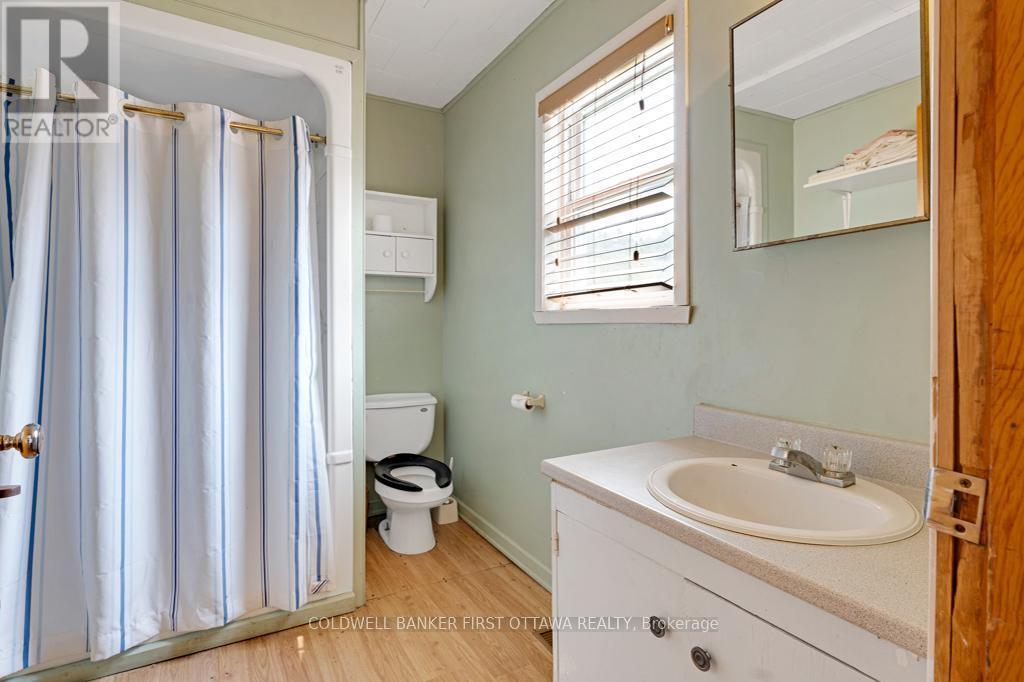 1373 Flower Station Road, Lanark Highlands, ON - Indoor Photo Showing Bathroom