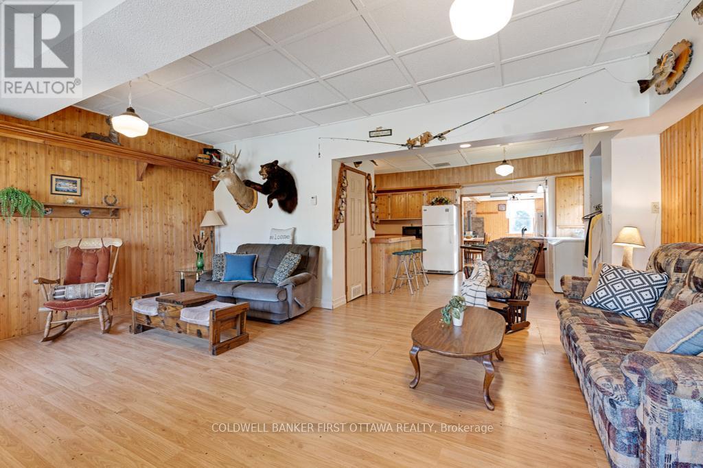1373 Flower Station Road, Lanark Highlands, ON - Indoor Photo Showing Living Room